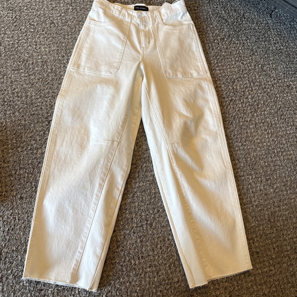 Free Assembly Women's Carpenter Barrel Jeans Size 0 Vanilla Cream Raw Hem NWT
